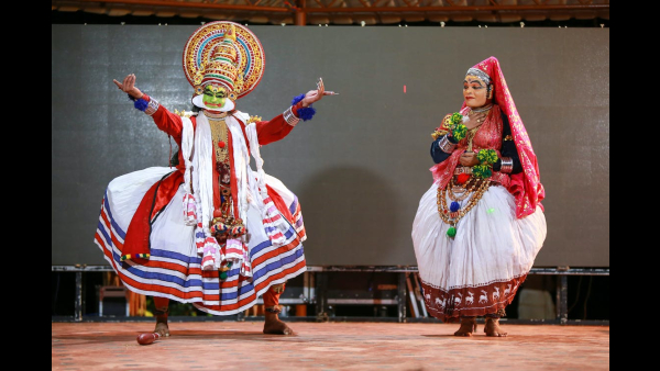  Performing Traditional Onam Dances