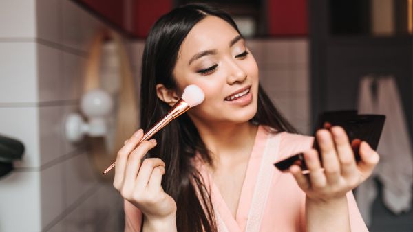 Apply The Right Makeup For Your Skin