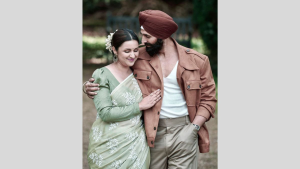 Mission Raniganj: Akshay Kumar And Parineeti Chopra Flaunt Vintage Style In Keemti Song, 