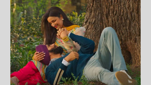 Mission Raniganj: Akshay Kumar And Parineeti Chopra Flaunt Vintage Style In Keemti Song, 