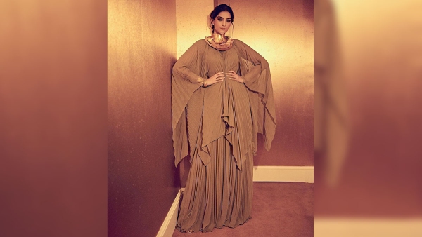 Sonam Kapoors 5 Outfits With Stylish Sleeves
