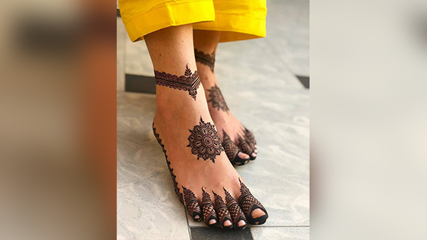 Simple Feet Mehendi