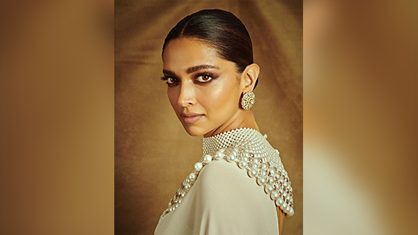Deepika Padukones Smokey Eyes Makeup Look