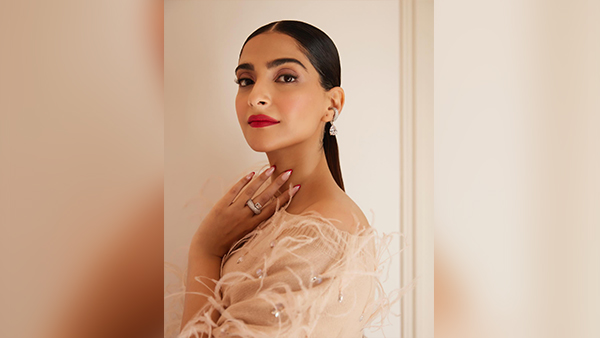 Festive And Fab: 6 Radiant Christmas Party Makeup Looks Inspired From B-Town Beauties!