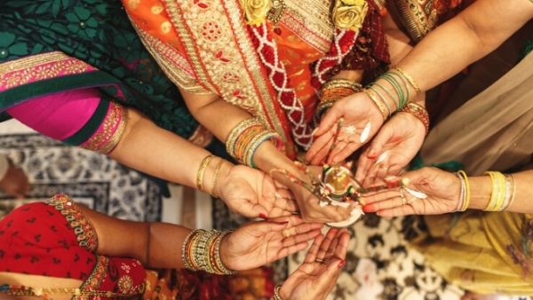 Why Do Women In India Wear Bangles? Why Do Women In India Wear Bangles?