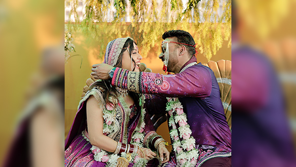 Divya Agarwal-Apurva Padgaonkars Marathi Wedding, This Happy Couple Twin In Purple Ensembles, Pics!