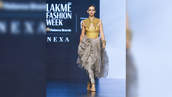 Lakme Fashion Week 2024 Kriti Sanon Shanaya Kapoor And Others Promote Sustainable Fashion Get Inspired
