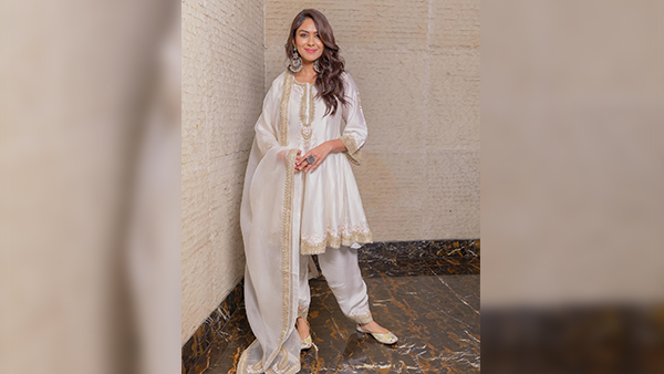 Mrunal Thakur s Ivory-Golden Kurta Set Is Ideal For Your Festive Look Explore Her Desi Fashion Here Mrunal Thakur s Ivory-Golden Kurta Set Is Ideal For Your Festive Look Explore Her Desi Fashion Here