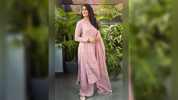 Mrunal Thakur s Ivory-Golden Kurta Set Is Ideal For Your Festive Look Explore Her Desi Fashion Here Mrunal Thakur s Ivory-Golden Kurta Set Is Ideal For Your Festive Look Explore Her Desi Fashion Here