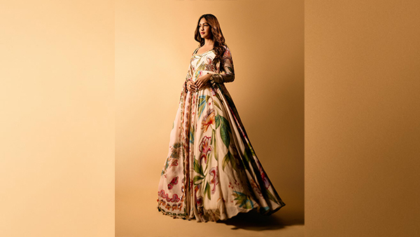 Mrunal Thakur s Ivory-Golden Kurta Set Is Ideal For Your Festive Look Explore Her Desi Fashion Here Mrunal Thakur s Ivory-Golden Kurta Set Is Ideal For Your Festive Look Explore Her Desi Fashion Here