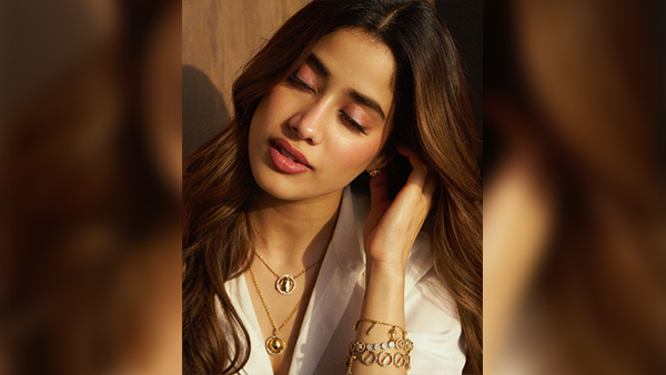 Janhvi Kapoor s Cricket-Themed Jewellery For Mr And Mrs Mahi Score High On Style Pics