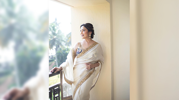 Happy Birthday Madhuri Dixit Decoding Bollywood s Dhak Dhak Girl s Iconic Ethnic Fashion