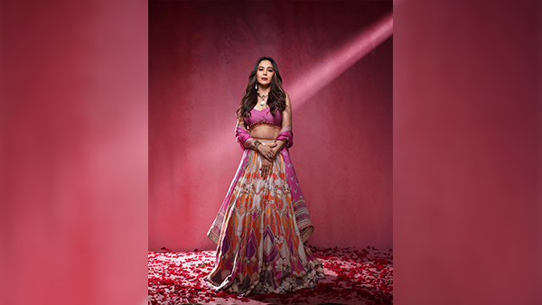 Happy Birthday Madhuri Dixit Decoding Bollywood s Dhak Dhak Girl s Iconic Ethnic Fashion