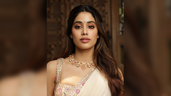 Janhvi Kapoor s Cricket-Themed Jewellery For Mr And Mrs Mahi Score High On Style Pics