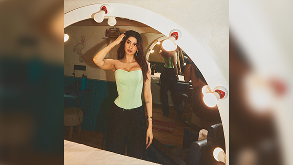 How To Confidently Wear Off-shoulder Tops With A Big Bust 6 Tips To Rock The Look