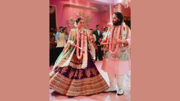 Radhika Merchant Radiates Gujju Elegance In Bandhani Lehenga With Shrinathji Motifs Get Inspired Radhika Merchant Radiates Gujju Elegance In Bandhani Lehenga With Shrinathji Motifs Get Inspired