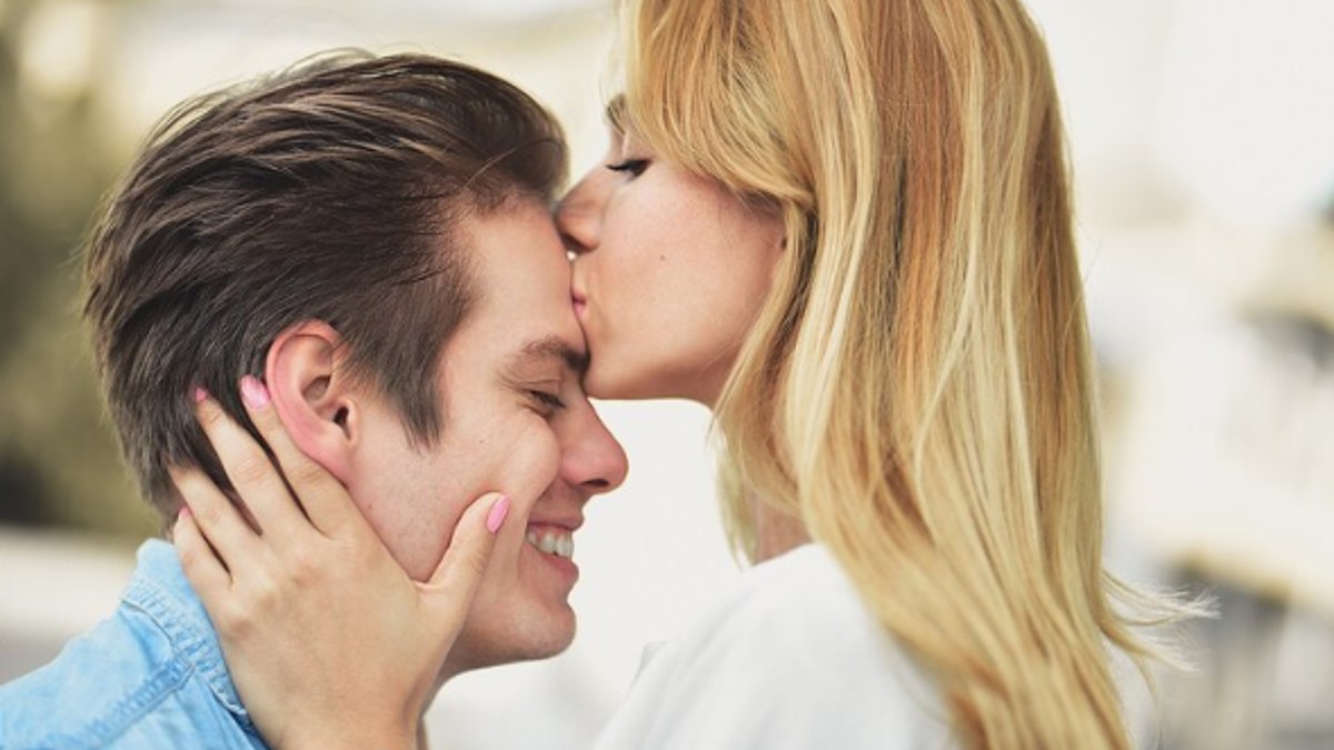 kissing-on-someone-s-forehead-can-mean-this-5-reasons-why-it-matters