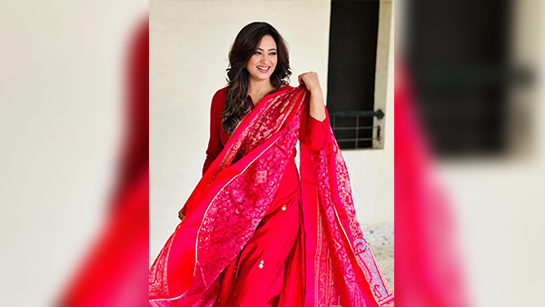 From Smriti Irani To Hina Khan Take Fashion Inspo And Style Tips From Indian TV s Favourite Bahus