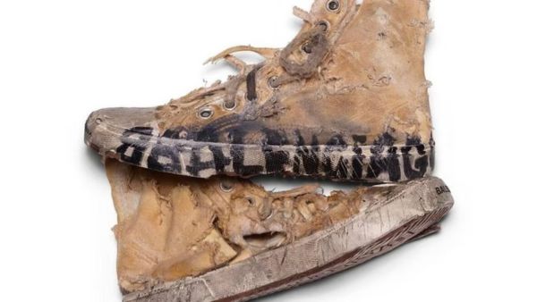 Stained Denim To Ghostly Eyebrows 5 Ugly Trends Where Fashion Takes A Cringe Turn