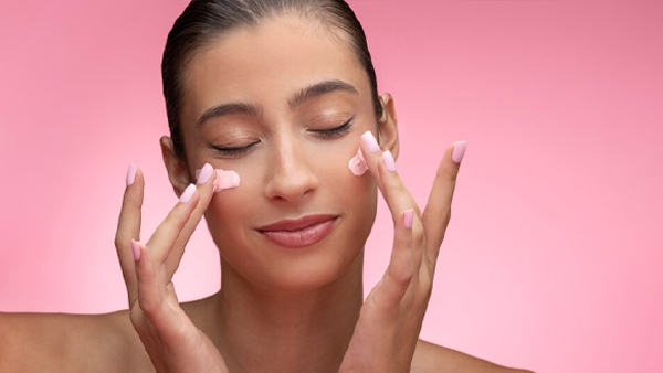6 Moisturizing Techniques To Reduce Dark Circles And Fine Lines Get Glowing Under-Eyes 6 Moisturizing Techniques To Reduce Dark Circles And Fine Lines Get Glowing Under-Eyes
