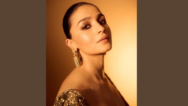 Alia Bhatt s Kohl-Rimmed Eyes 6 Steps To Master Jigra Star s Classic Makeup Look Alia Bhatt s Kohl-Rimmed Eyes 6 Steps To Master Jigra Star s Classic Makeup Look