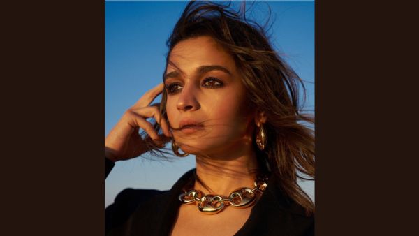 Alia Bhatt s Kohl-Rimmed Eyes 6 Steps To Master Jigra Star s Classic Makeup Look Alia Bhatt s Kohl-Rimmed Eyes 6 Steps To Master Jigra Star s Classic Makeup Look