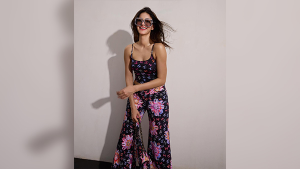 The Y2K Fashion Revival 5 Key Pieces To Rock Early 2000s Glam And Slay The Looks Effortlessly