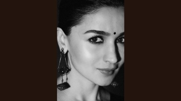 Alia Bhatt s Kohl-Rimmed Eyes 6 Steps To Master Jigra Star s Classic Makeup Look Alia Bhatt s Kohl-Rimmed Eyes 6 Steps To Master Jigra Star s Classic Makeup Look