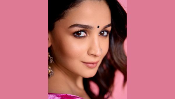 Alia Bhatt s Kohl-Rimmed Eyes 6 Steps To Master Jigra Star s Classic Makeup Look Alia Bhatt s Kohl-Rimmed Eyes 6 Steps To Master Jigra Star s Classic Makeup Look