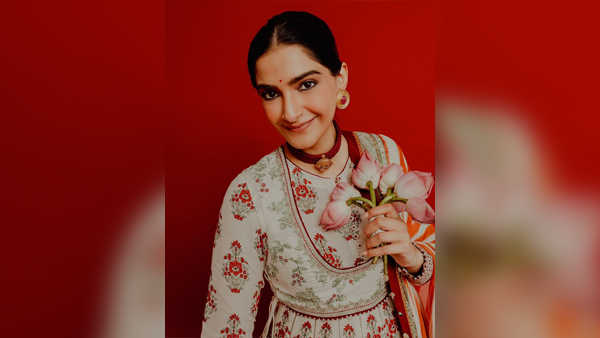Sonam Kapoor s Demure Makeup Guide