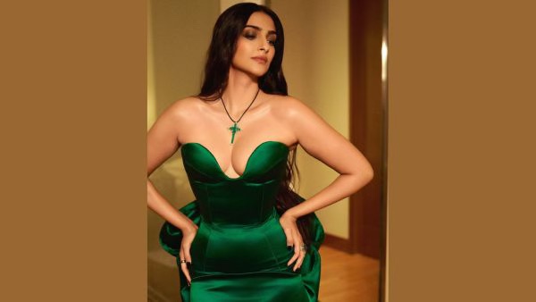 Tips To Accessorize Christmas Outfits