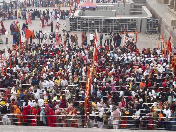 Steve Jobs Wife Visits Maha Kumbh Mela