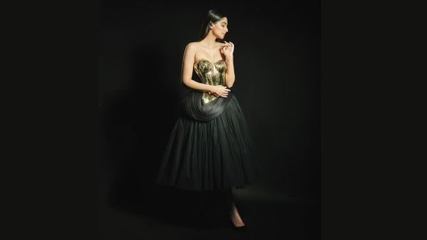 Sonam Kapoor s Breastplate Style Guide