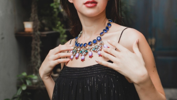 Love Bite On Your Neck Quick Beauty Fashion Hacks To Hide It Before Parents Or Colleagues Notice Anything Love Bite On Your Neck Quick Beauty Fashion Hacks To Hide It Before Parents Or Colleagues Notice Anything