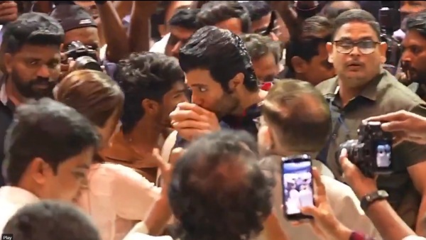 Vijay Deverakonda Caught Kissing Girlfriend Rashmika Mandanna s Hand In Viral Video