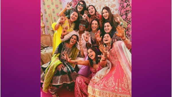 Smriti Mandhana-with-India-team-Mehndi Smriti Mandhana-with-India-team-Mehndi