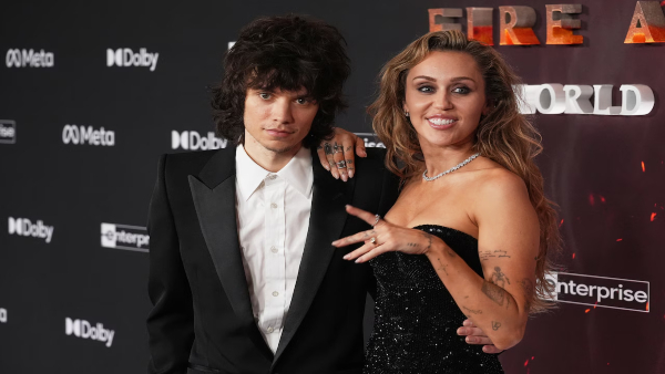 miley-cyrus-engaged miley-cyrus-engaged