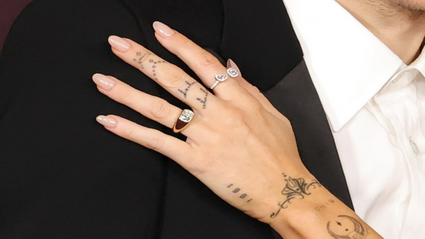 miley-cyrus-engagement-ring miley-cyrus-engagement-ring