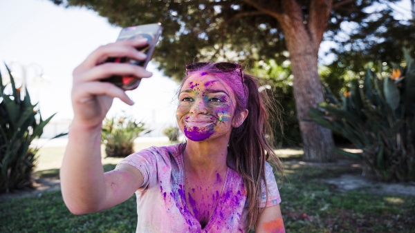 holi-selfie
