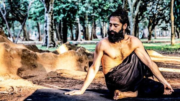 Ardha-Matsyendrasana-Grand-Master-Akshar