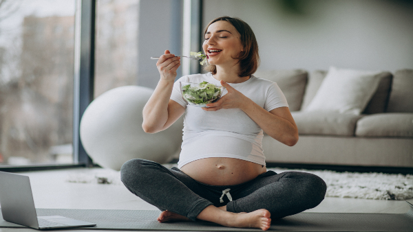 pregnant-woman-eating-healthy-food