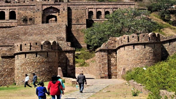 tourists-visiting-bhangarh-fort tourists-visiting-bhangarh-fort