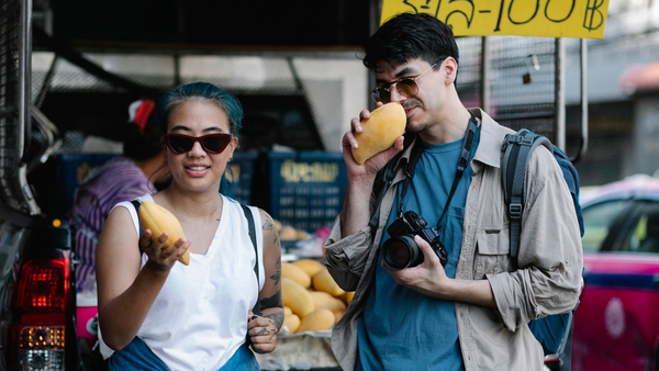 smelling-mangoes-before-consuming smelling-mangoes-before-consuming