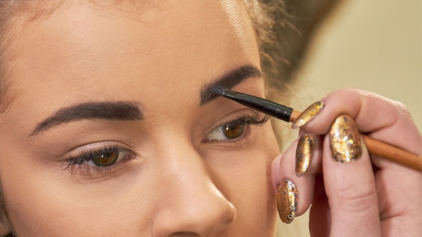 cleaning-brows-with-pencil cleaning-brows-with-pencil