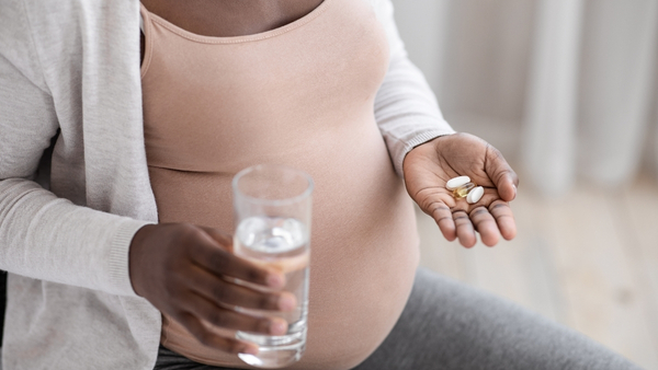 pregnant lady taking supplements