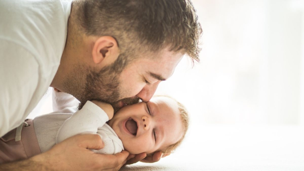 dad-bonding-with-new-born