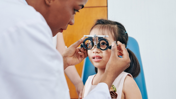 child-eye-doctor-visit child-eye-doctor-visit
