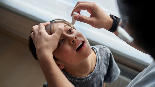 eye-drops-in-children eye-drops-in-children