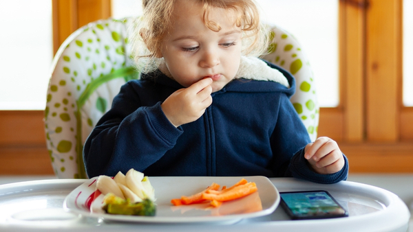 eating-without-noticing-food
