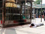 ಸಾಷ್ಟಾಂಗ ನಮಸ್ಕಾರ ಮಾಡಿ ದೇವರ ದಯೆ ಪಡೆಯಿರಿ 